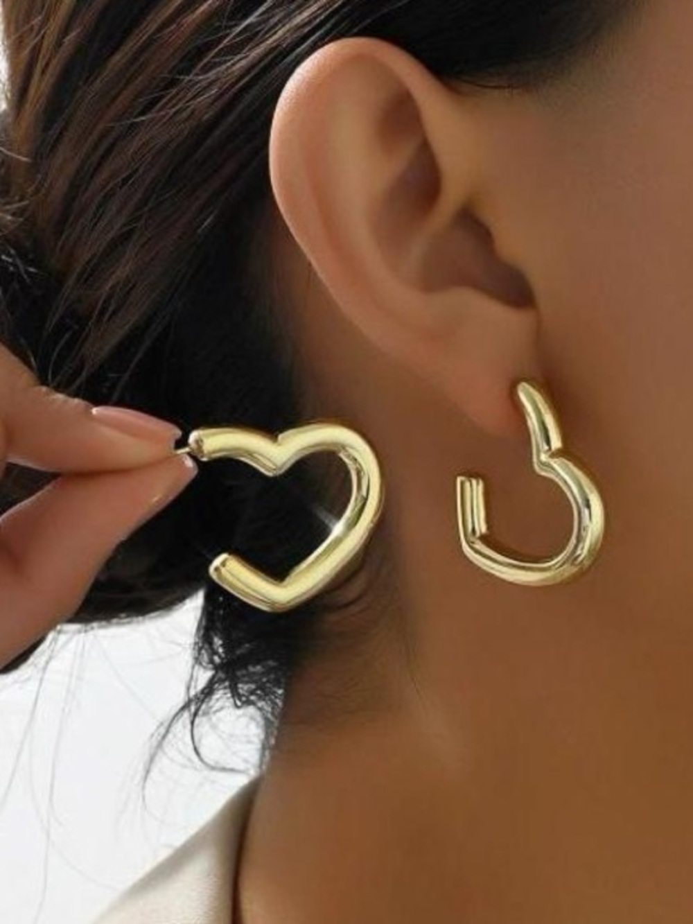 NWT minimalist gold tone heart shaped hoop earrings quiet luxury fashion jewelry